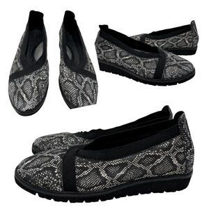 Nurture KIZZIE Womens Snake Print Slip On Shoes Envelope Wedge Flats Size 7 M